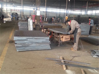 鋼格板人工焊車間